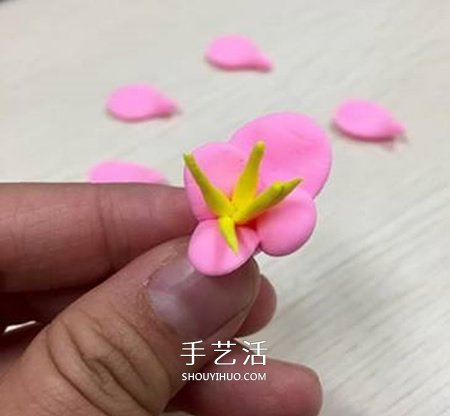 想念起了春天 用超轻粘土手工制作美丽的桃花