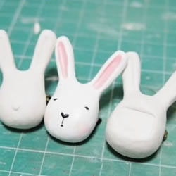 粘土制作可爱长耳兔子玩偶小饰品图解教程