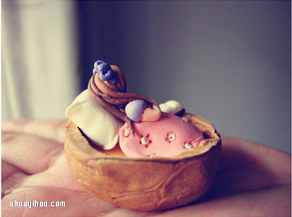 睡在核桃壳里的小姑娘用软陶粘土制作而成