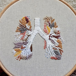 将器官以刺绣诠释，让肺部走过四季花开花落