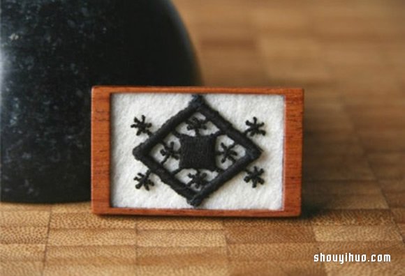 特色刺绣小饰品 将手工刺绣与小木块结合