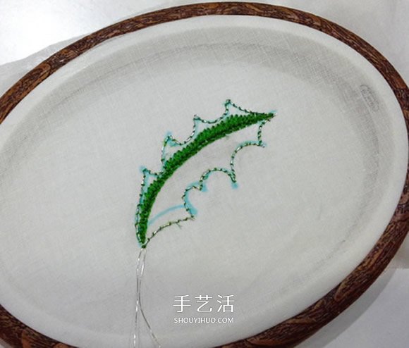 立体叶子的刺绣方法 手工刺绣双色叶子图解