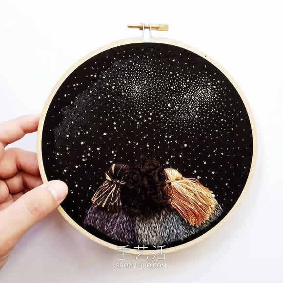 刺绣艺术家缝制眺望夜空的创意刺绣作品