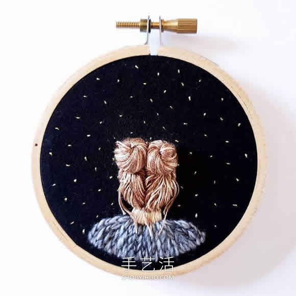 刺绣艺术家缝制眺望夜空的创意刺绣作品
