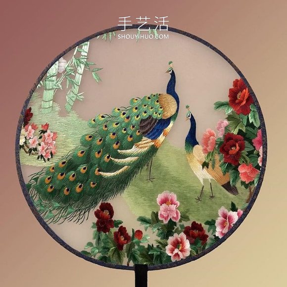 中国艺术家利用传统技术创造美丽的丝绸刺绣
