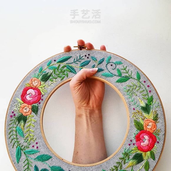 带有美丽植物插图的“花环”刺绣作品欣赏