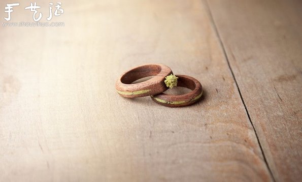 选用实心胡桃木雕刻制作的戒指