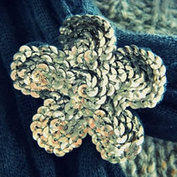 闪亮的布花制作方法 可以做成胸针和衣物装饰