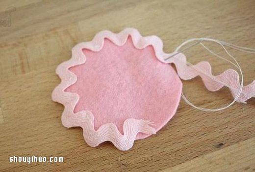 不织布和蕾丝手工制作牡丹花头花的方法