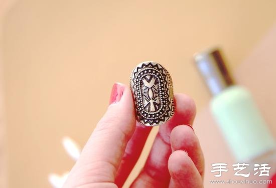 指甲油DIY改造金属戒指的方法