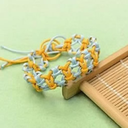 两股绳编织带铜钱图案手链DIY图解教程