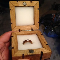 亲手自制戒指和戒盒 趁攀岩时向女友求婚