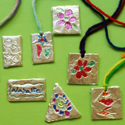 利用锡纸制作简单儿童项链挂饰的方法教程