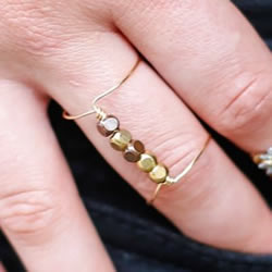 简易双环戒指的做法 DIY金属丝串珠戒指图解