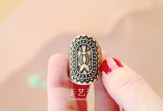 简单的指甲油小改造 让金属戒指拥有美丽色彩