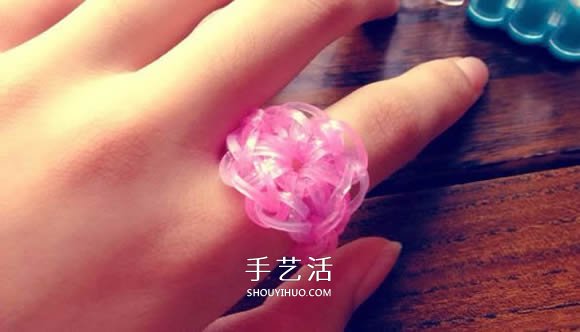 怎样用橡皮筋编织戒指 编成漂亮的花朵造型