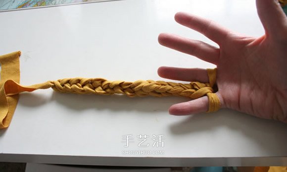 旧T恤编织手链的方法 粗犷风男士手链DIY