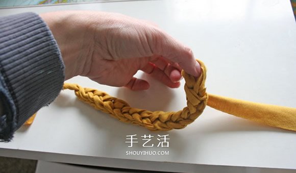 旧T恤编织手链的方法 粗犷风男士手链DIY