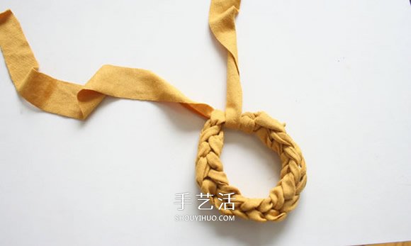 旧T恤编织手链的方法 粗犷风男士手链DIY