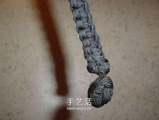 男士伞绳手绳的编法 简洁阳刚男手链编织图