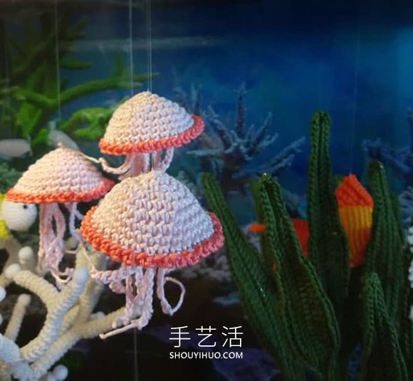 她钩织海洋生物，制作出一个逼真的水族馆