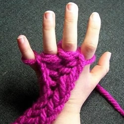 手织围巾教程不用针 围巾用手起针的方法图解