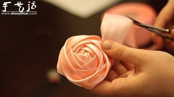 绸带手工编织粉红玫瑰的方法