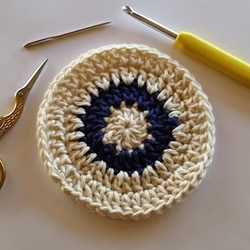钩针编织冬季圆形杯垫的织法图解教程