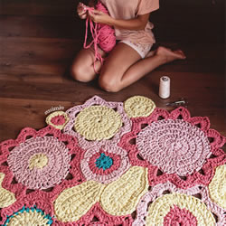 钩针编织花型地毯的方法 让家变得明亮温馨！