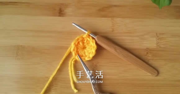 手工钩针编织单色花朵坐垫/杯垫的方法图解