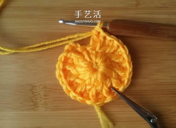 手工钩针编织单色花朵坐垫/杯垫的方法图解