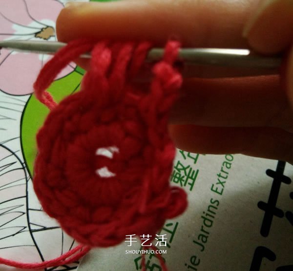 毛线小花的钩针编织图解 六瓣花朵的编织教程