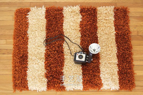 简单手工编织脚垫的方法 双色地毯的编织图解