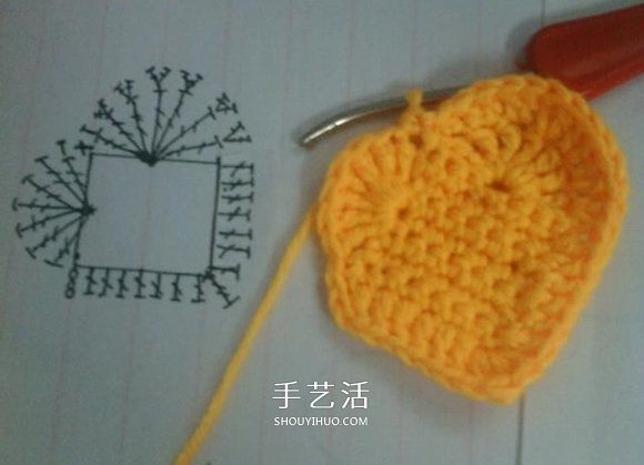 简单钩针编织教程：毛线爱心小挂饰的织法