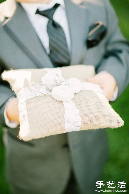 森系婚礼中常见的手工制作麻布戒枕
