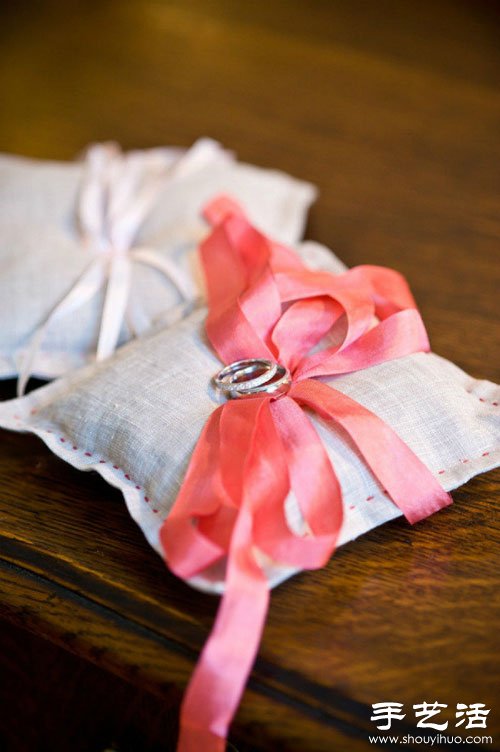 森系婚礼中常见的手工制作麻布戒枕