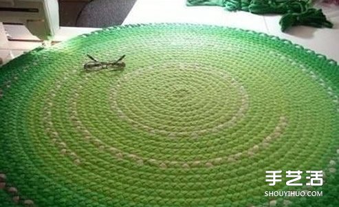 旧T恤编织地毯的方法步骤 漂亮的圆形地毯DIY