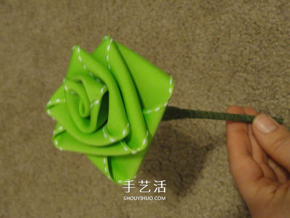 手工缎带折玫瑰花的教程图解 简单又美丽！