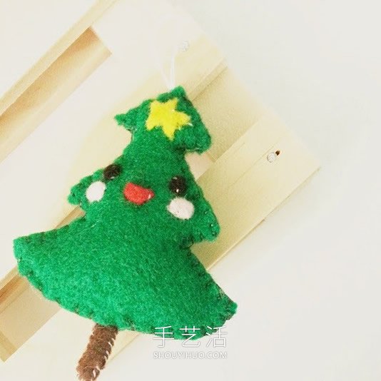 毡布手工制作可爱圣诞树的做法教程