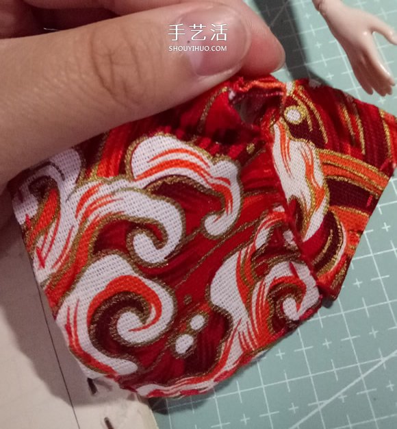 瞅瞅带你做：漂亮娃娃衣服的手工制作教程