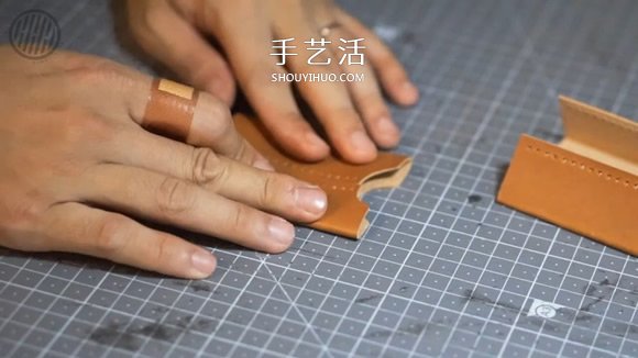 自制男士双折皮革钱包的详细制作步骤图