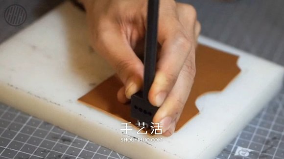 自制男士双折皮革钱包的详细制作步骤图