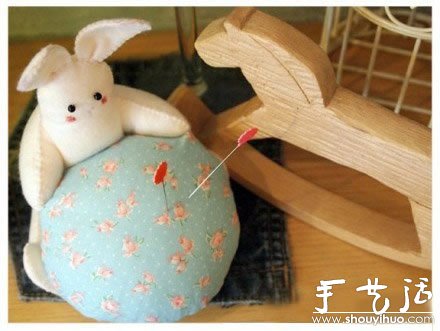 手工布艺制作抱球兔子的教程