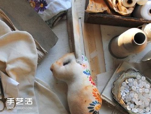 英国男子“女红”作品 废旧布料缝制出的动物