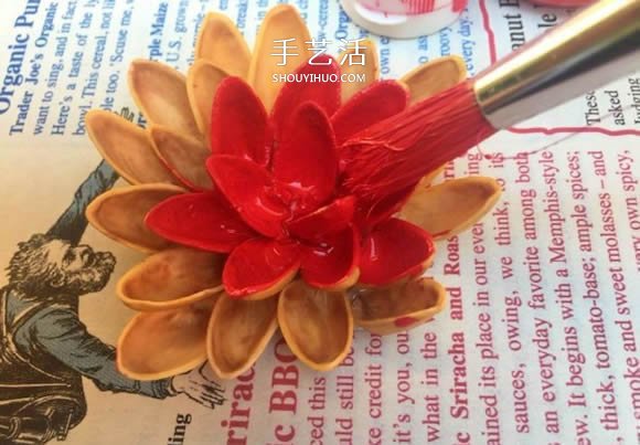 用开心果壳手工制作花朵和莲花烛台的方法