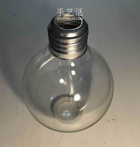 极简风格！用旧灯泡DIY优雅花瓶的方法