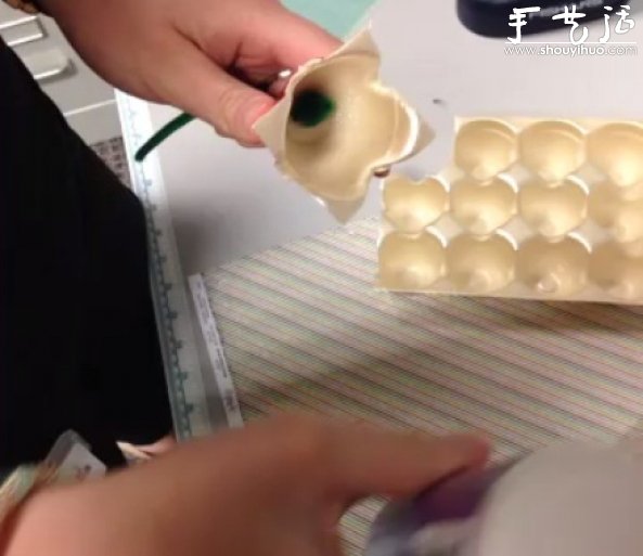 鸡蛋托和纽扣手工DIY假花的教程