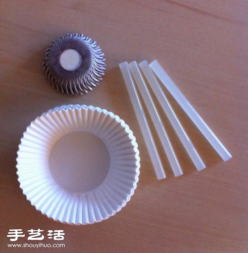 蛋糕纸杯DIY手工制作漂亮的花球灯图解教程