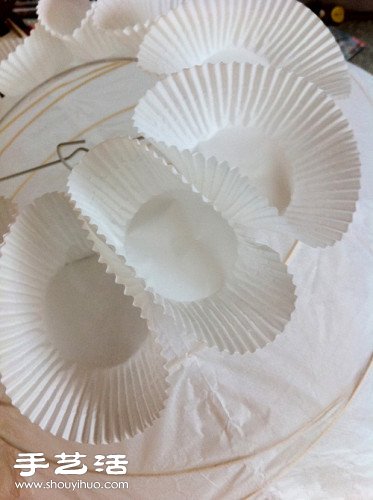 蛋糕纸杯DIY手工制作漂亮的花球灯图解教程