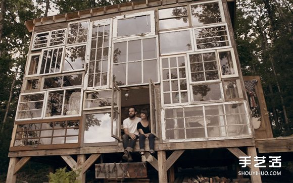 由形形色色的旧窗户拼接而成的梦幻湖边小屋